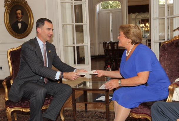 Su Alteza Real el Príncipe de Asturias durante su encuentro con la Presidenta Electa de la República de Chile, Michelle Bachelet, le hace entrega una 